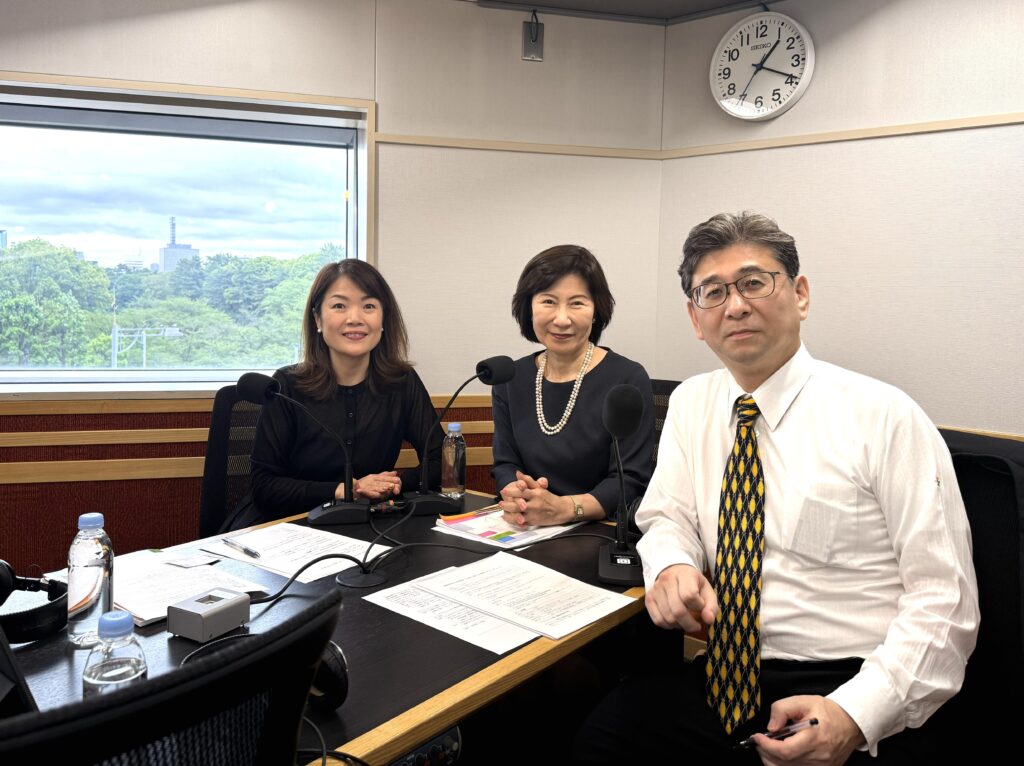 TOKYO FMの、緑豊かな景色が美しい半蔵門スタジオで。ゲスト出演の明石理事長と、司会の金子一也さん、川越塔子さんと一緒に。